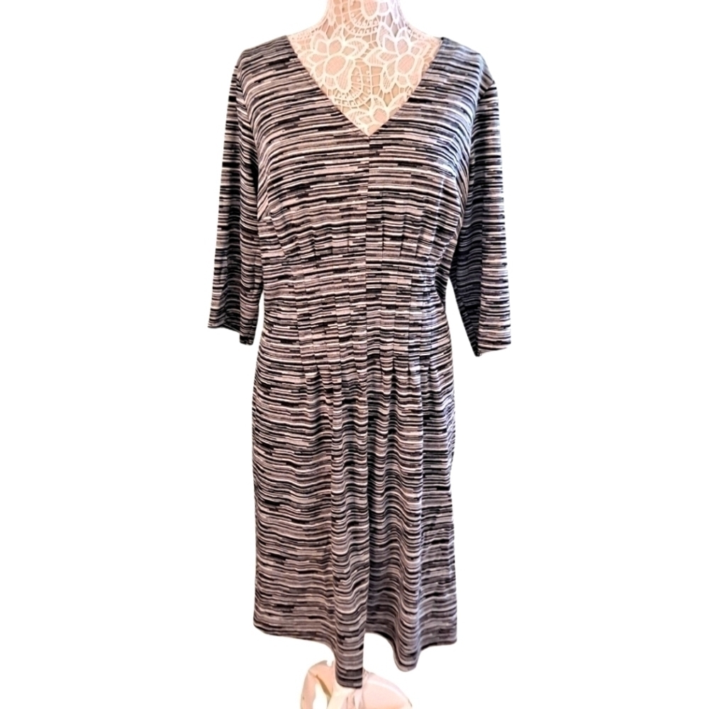 NWT London Times Woman V-Neck Shades of Grey Flattering Rouching 3/4 Sle…